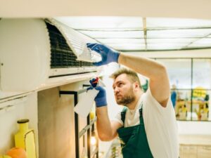Errores comunes que reducen la vida útil de tu aire acondicionado por el clima tropical